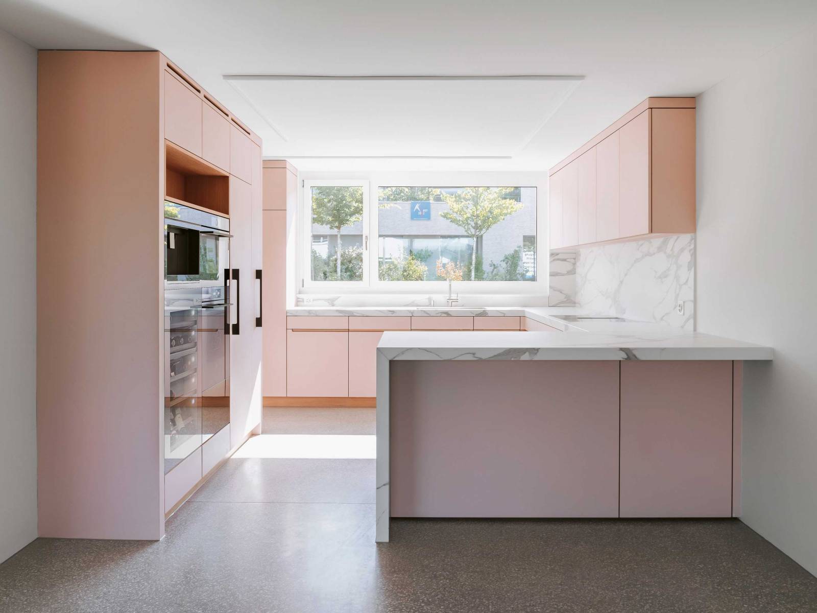 Diese Küche im Farbton Powder integriert sich dank eines ganzheitlichen Materialkonzeptes optimal in den restlichen Innenausbau einer Altbau-Villa und bildet zugleich den optischen wie physischen Anziehungspunkt. Die Fronten aus Linoleum bieten eine angenehme Haptik und harmonieren optisch mit den Ton in Ton-Griffkehlungen in Eiche. SPICHER.