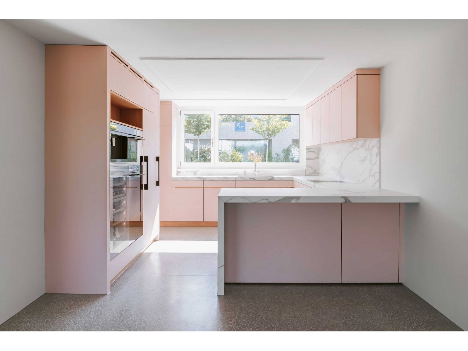 Diese Küche im Farbton Powder integriert sich dank eines ganzheitlichen Materialkonzeptes optimal in den restlichen Innenausbau einer Altbau-Villa und bildet zugleich den optischen wie physischen Anziehungspunkt. Die Fronten aus Linoleum bieten eine angenehme Haptik und harmonieren optisch mit den Ton in Ton-Griffkehlungen in Eiche. SPICHER.