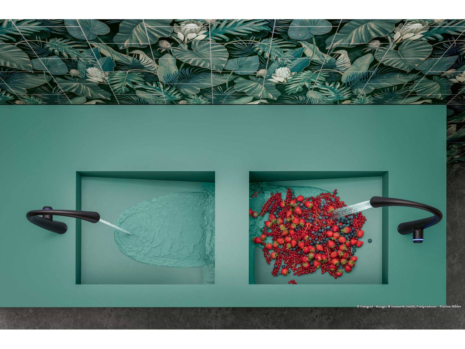 Kunstvolle Skulptur mit Potenzial zum stimmungsvollen Leuchtobjekt – «Zoe» ist alles andere als gewöhnlich. Je nach Blickwinkel scheint die Armatur ihre Form zu verändern, wobei sie in jeder Position alle Bereiche der Spüle und bei Nutzung der Auszugsbrause weite Bereiche auf dem Counter abdeckt. Das integrierte Licht unterstützt die Arbeit und sorgt bei Dunkelheit für eine stimmungsvolle Atmosphäre. KWC. Foto: © Fotograf – Hunger & Simmeth GmbH.