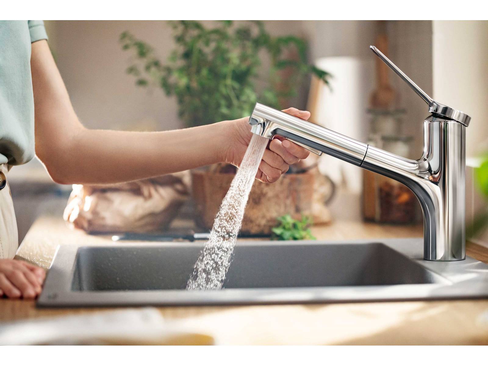 Die Küchenarmatur «Zesis M33», wahlweise in puristischer Ausführung mit beinahe rechtwinkligem Auslauf in Komforthöhe oder mit raffiniert nach oben geneigtem Wasserauslauf, fokussiert sich auf das Wesentliche. Dabei überzeugt sie durch effiziente Ressourcennutzung, zwei praktische Strahlarten sowie eine Ausziehbrause. HANSGROHE.