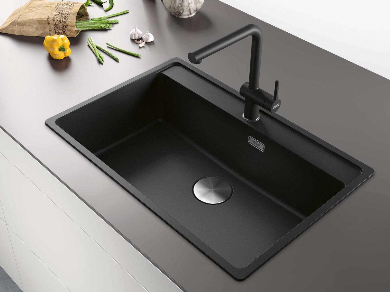 Langlebig, hygienisch und formschön: Das Becken «Maris Fragranit» punktet in vielerlei Hinsicht, insbesondere durch seine Dimension: Mit einer Grösse von bis zu 72 cm bietet es sogar Platz für Backbleche. Überlauf, Drehknopf, Ventilkelch und Siebkorb sind in mattem Schwarz gehalten und verschmelzen optisch mit dem Becken. Insgesamt stehen fünf zeitlose Farbvariationen zur Auswahl. FRANKE.