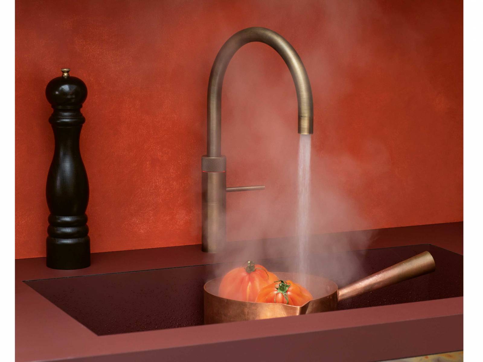 Praktisch ist allein schon die Tatsache, dass kochendes Wasser direkt aus dem Hahn kommt und einen Wasserkocher überflüssig macht. Wenn es dann noch aus einer stylischen Armatur wie der «Fusion» aus patiniertem Messing fliesst, ist dem nichts mehr hinzuzufügen. QUOOKER.