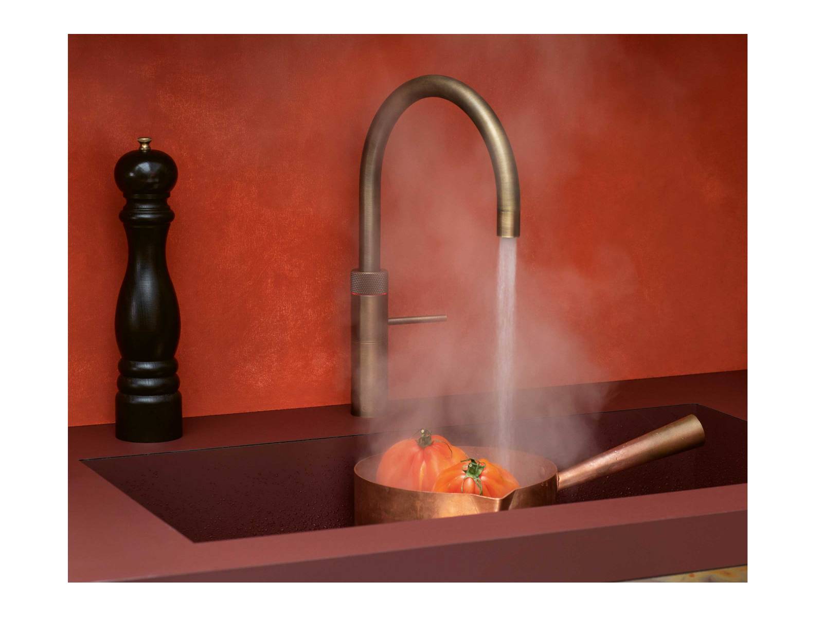 Praktisch ist allein schon die Tatsache, dass kochendes Wasser direkt aus dem Hahn kommt und einen Wasserkocher überflüssig macht. Wenn es dann noch aus einer stylischen Armatur wie der «Fusion» aus patiniertem Messing fliesst, ist dem nichts mehr hinzuzufügen. QUOOKER.