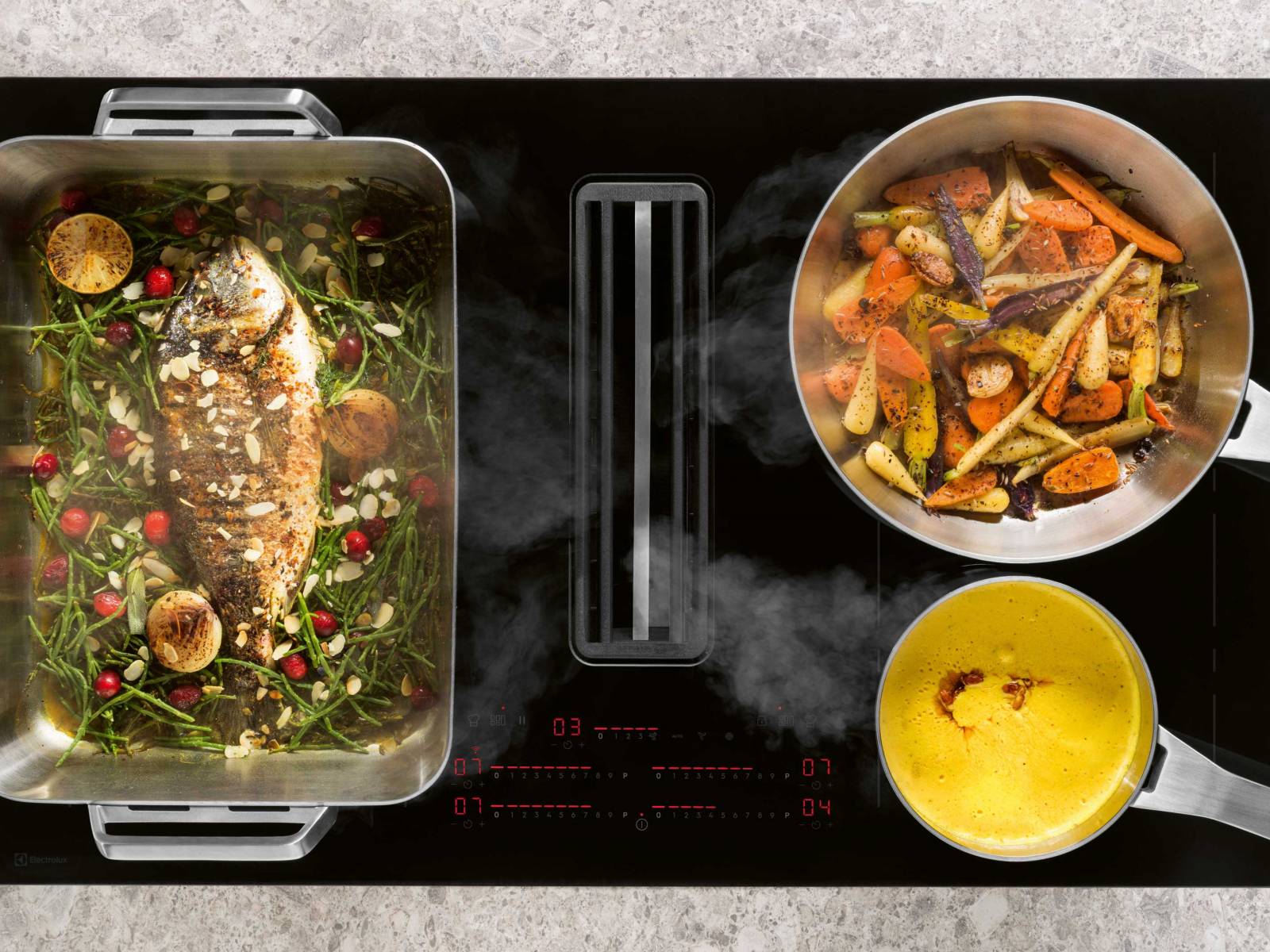 Flexibilität beim Kochen bietet das Induktionskochfeld «Combo Flex»: Die beiden Kochzonen links und rechts von der leistungsstarken Abzugmulde lassen sich nach Bedarf zu Kochzonen unterschiedlicher Grösse oder zu einer grossen Kochfläche verbinden. Die Einstellung erfolgt über eine intuitive Slider-Bedienung. ELECTROLUX. Foto: © Christophe Bustin.