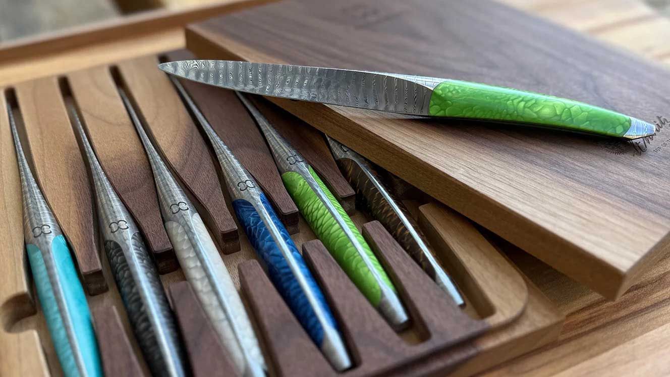 Die «Casamaura Collection» der Bieler Messermanufaktur widmet sich der alpinen Natur rund um St. Moritz. Jede Klinge besteht aus über 900 Lagen Torsionsdamast. sknife.com