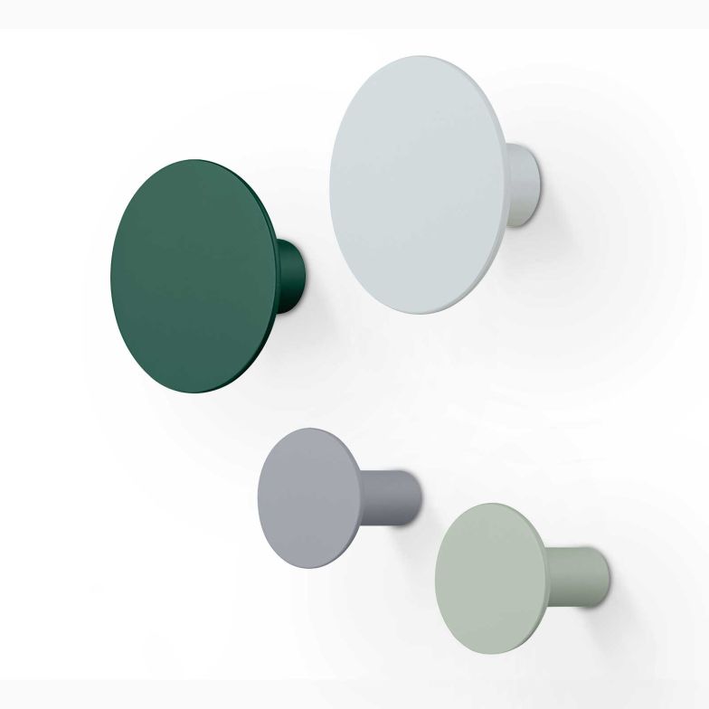 Die gehören zur neuen Capsule Collection und kommen in neuen Farben daher: die Wandhaken «Ponto» in kühlen Blau- und Grüntönen. blomus.com