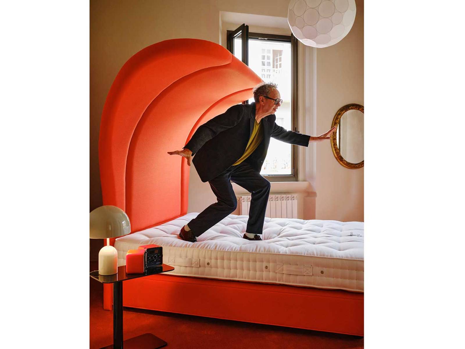 Zwei britische Ikonen: Vispring und Tom Dixon präsentierten in Mailand eine gemeinsame ­Kollektion aus vier neuen Headboards, einem Bett und drei Showpieces. Gezeigt wurde sie im neuen Mua Mua Hotel auf dem Mulino-Areal, das sich zum Fuorisalone in eine Bühne für Betten und Schlaf­zimmer-Szenarien verwandelte. Foto: Pete Navey. VISPRING / TOM DIXON.