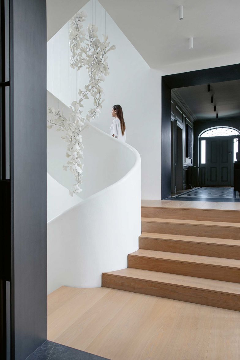 Wie bereits vor 200 Jahren betritt man das Haus durch das georgianische Portal. Doch heute führt der Flur weiter ein halbes Geschoss hinab in einen modernen Anbau. Das Treppenhaus fungiert als Brücke zwischen dem alten und dem neuen Gebäudeteil. Leuchte: Andreea Braescu.