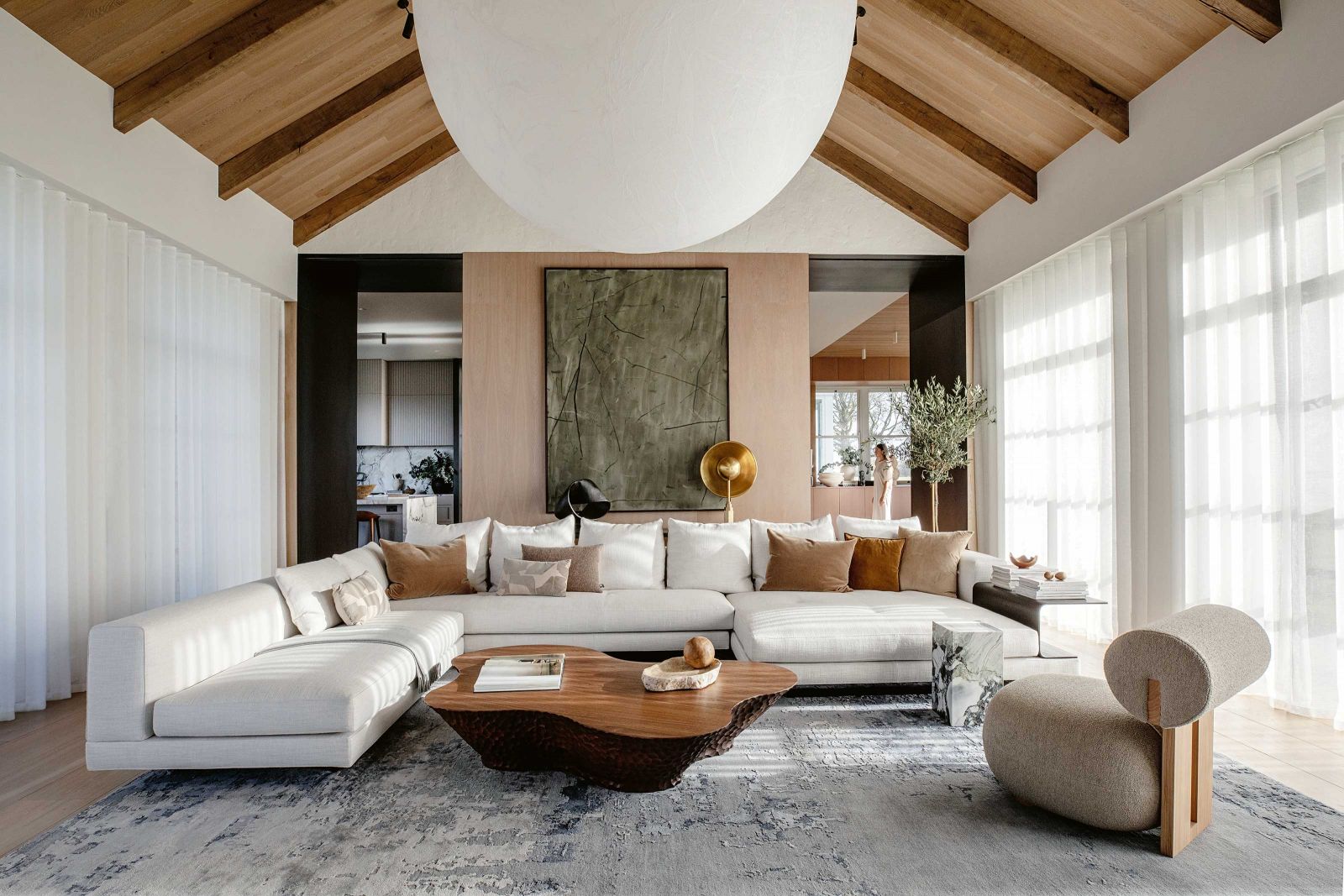 Die Bauherrschaft wollte den Raum trotz seiner Grösse offen halten. Dies gelang mit massgefertigten Einbauten, welche die verschiedenen Bereiche zonieren.