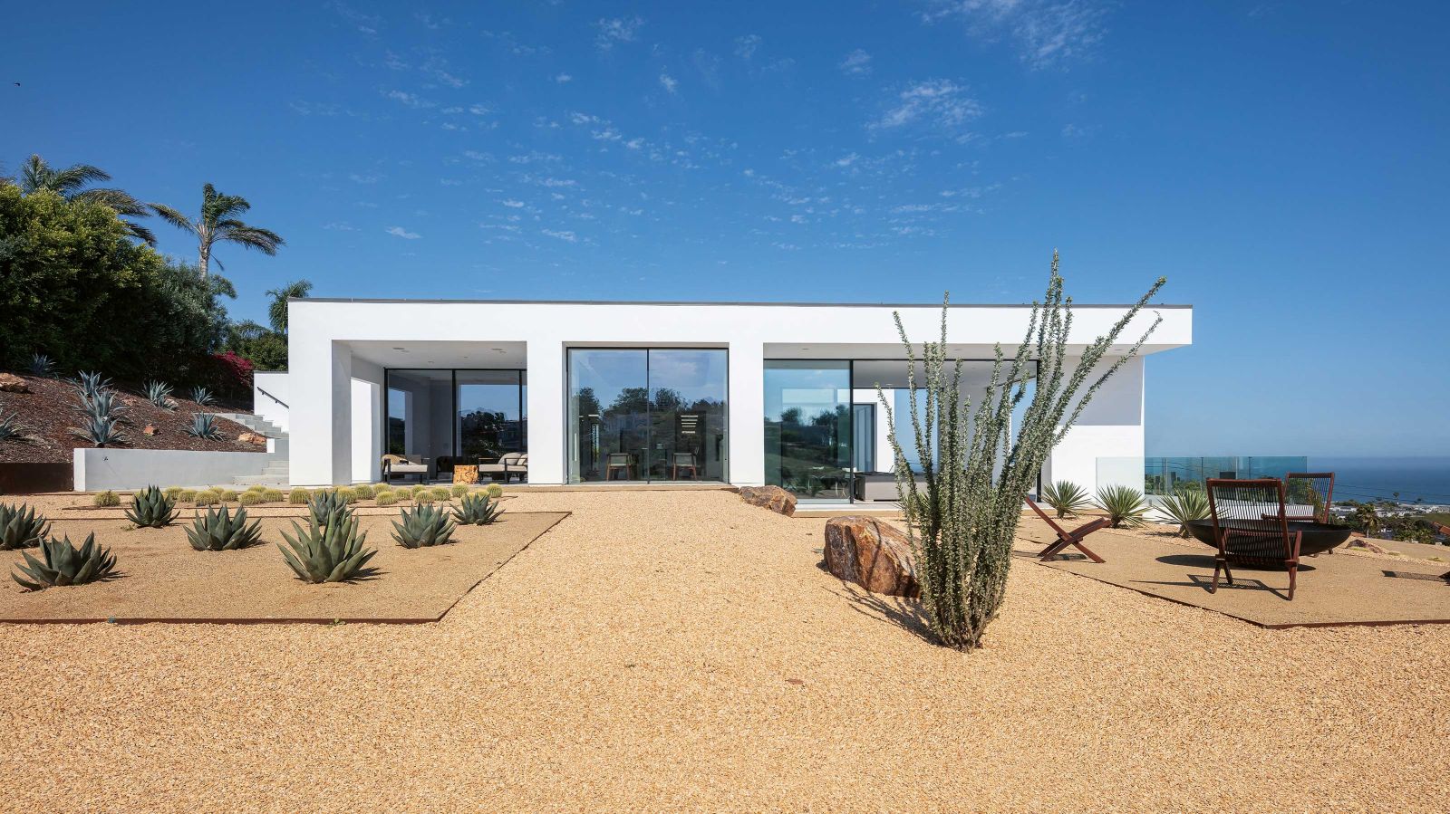Bei solch einer Aussicht war schnell klar: Die Villa muss grosszügige Fensterflächen aufweisen. Um sie vor der Sonne abzuschirmen, setzte sie der Architekt teils zurück oder schützt sie mit überdachten Aussensitzplätzen. Foto: MBRGR Photography