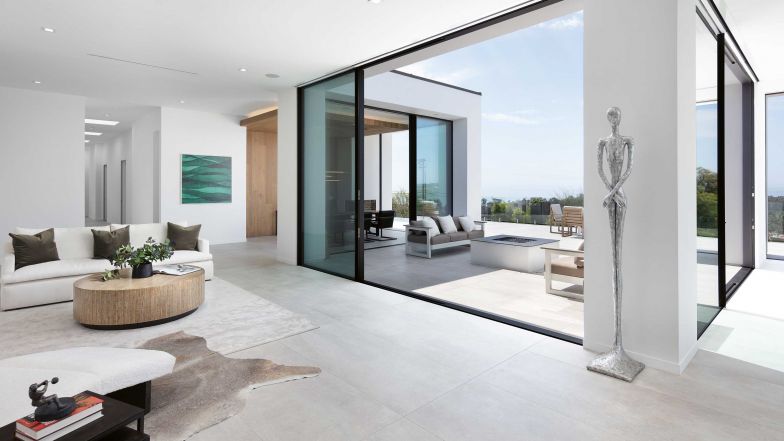 Das Gebäude weist einen offenen, fliessenden Grundriss auf. Um die Schönheit der Umgebung nach innen zu holen, durchbrechen viele Öffnungen und Glasflächen das Volumen. Foto: MBRGR Photography