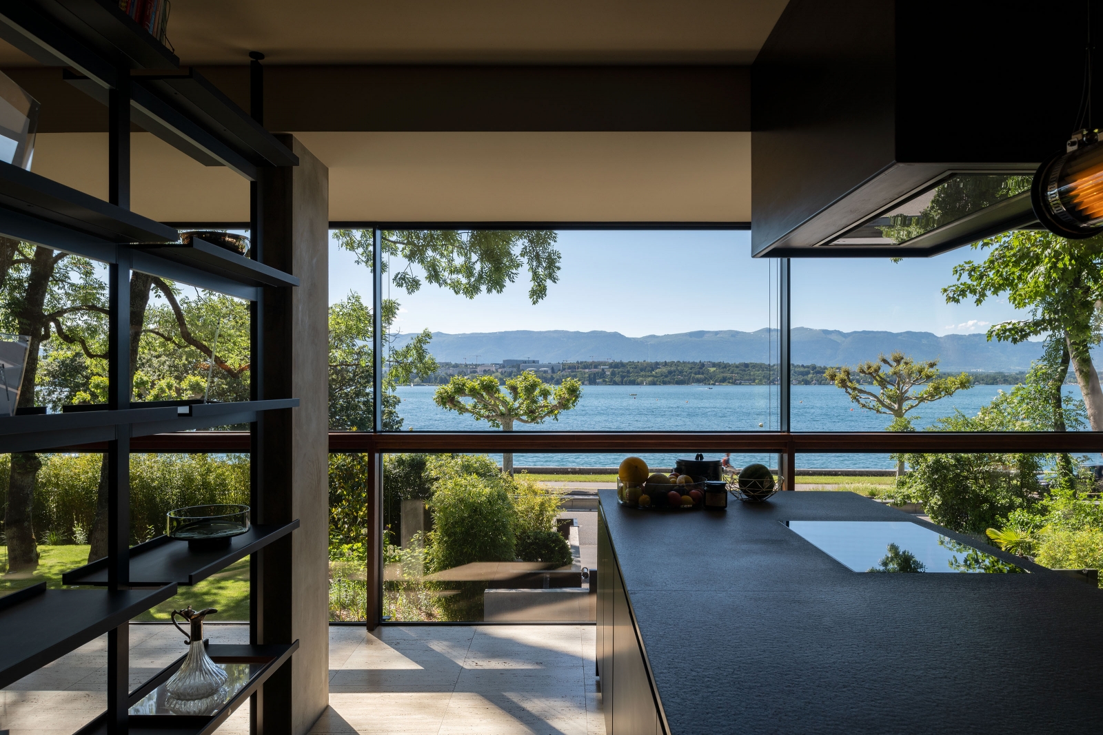 Von den bewohnbaren Zimmern aus geniesst man den freien Blick in die Natur beziehungsweise den Garten.