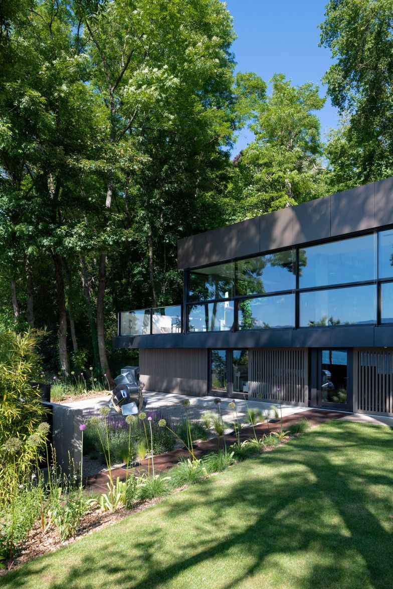 Die offene Gestaltung des Objektes lässt die Grenzen des Innen- und des Aussenraums verschmelzen. Der Garten soll gepflegt und zugleich wild wirken und zu jeder Jahreszeit eine andere Blüte hervorbringen.