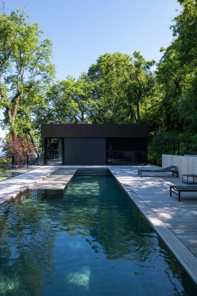 Der Pool im Obergeschoss wurde auf Wunsch der Bauherren nachträglich eingebaut, die Bewilligung lag bereits vor.