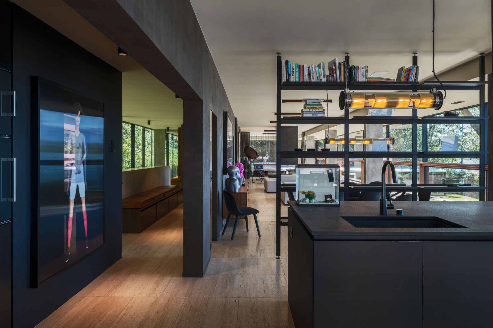 Herzstück des Hauses ist der loftartige Wohnraum im Obergeschoss. Dank der Glasfronten ist er lichtdurchflutet und ermöglicht die direkte Sicht auf den Genfersee sowie den Zugang zu zwei Terassen und den Pool. Küche von Boffi.