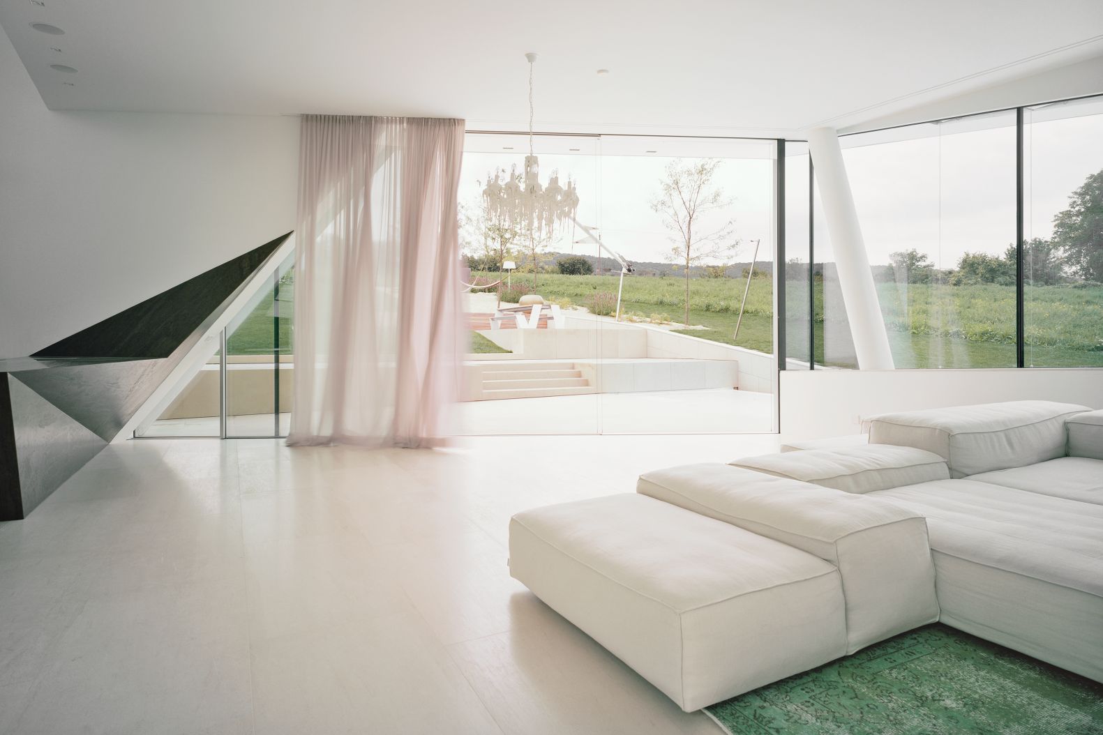 Massgeschneidert: Spektakuläre Entwürfe bedingen perfekte Lösungen. So geschehen bei diesem Bauprojekt in Niederösterreich, bei dem die Architekten ein nahtloses Ineinanderfliessen von Innen und Aussen beabsichtigten. Möglich wurde dies durch den Einbau der rahmenlosen Schiebefenster von Sky-Frame, die einen schwellenlosen Übergang ermöglichen und so den hohen Ansprüchen der Architekten gerecht wurden. In der Schweiz entwickelt und hergestellt. SKY-FRAME.COM