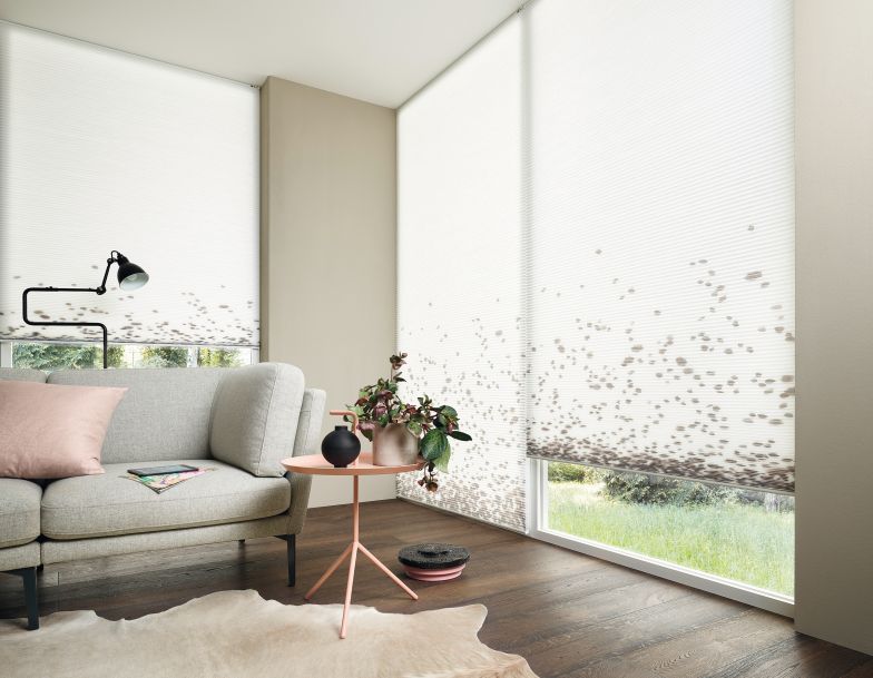 Hitzeschutz: Raumhohe Fenster, Panoramaaussicht – wer liebt es nicht? Doch an heissen Sommertagen kann die Hitze durch die Fenster schleichen und die Raumtemperaturen erhöhen. Ein wirkungsvoller Licht- und Sonnenschutz wie die Duette-Wabenplissees reduzieren dank ihrer Wabenstruktur die Wärmeaufnahme am Fenster und schützen vor aggressiver Hitzeeinstrahlung. DUETTE.CH