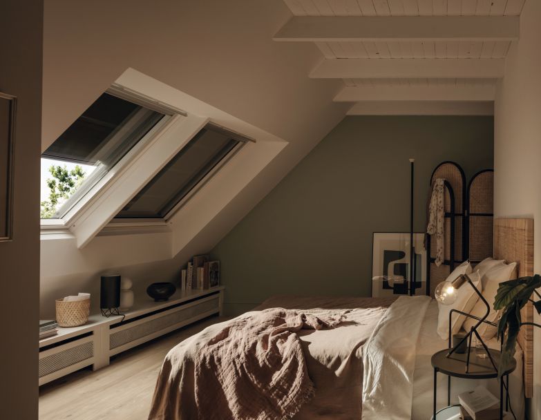 Blickdicht: Schutz vor Hitze und gleichzeitig Verdunkelung der Räume garantiert die neue Markisette mit verdunkelndem Stoff. Das wetterbeständige, lichtundurchlässige Gewebe liegt aussen am Fenster und hält die Sonnenstrahlen fern. In Kombination mit korrekter Lüftung, die mittels Smart-Home System Velux Active gesteuert werden kann, ist für ein perfektes Raumklima gesorgt. VELUX.CH