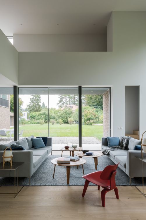 Designklassiker von Vitra und Flexform möblieren den Wohnraum – hier die Aussicht nach Osten. Eine schmale, versteckte Holztreppe verbindet ihn mit der Galerie im Obergeschoss.