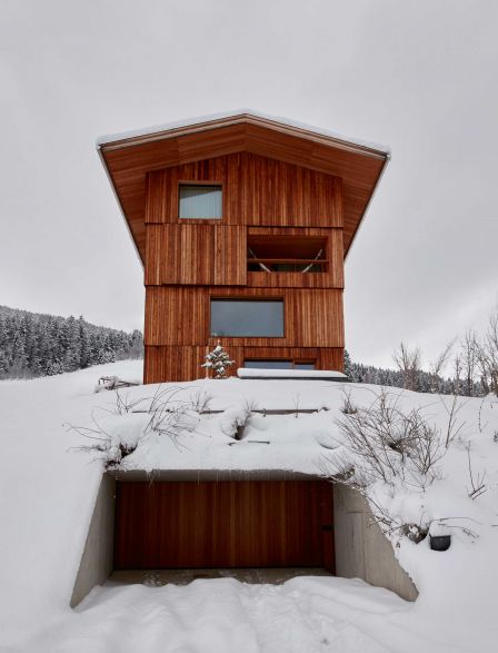 Die unterirdische Eingangsebene des Turmhauses ist eine Drive-in-Garage, deren Grundfläche fast doppelt so gross ist wie die der Wohnräume, die acht mal acht Meter messen.