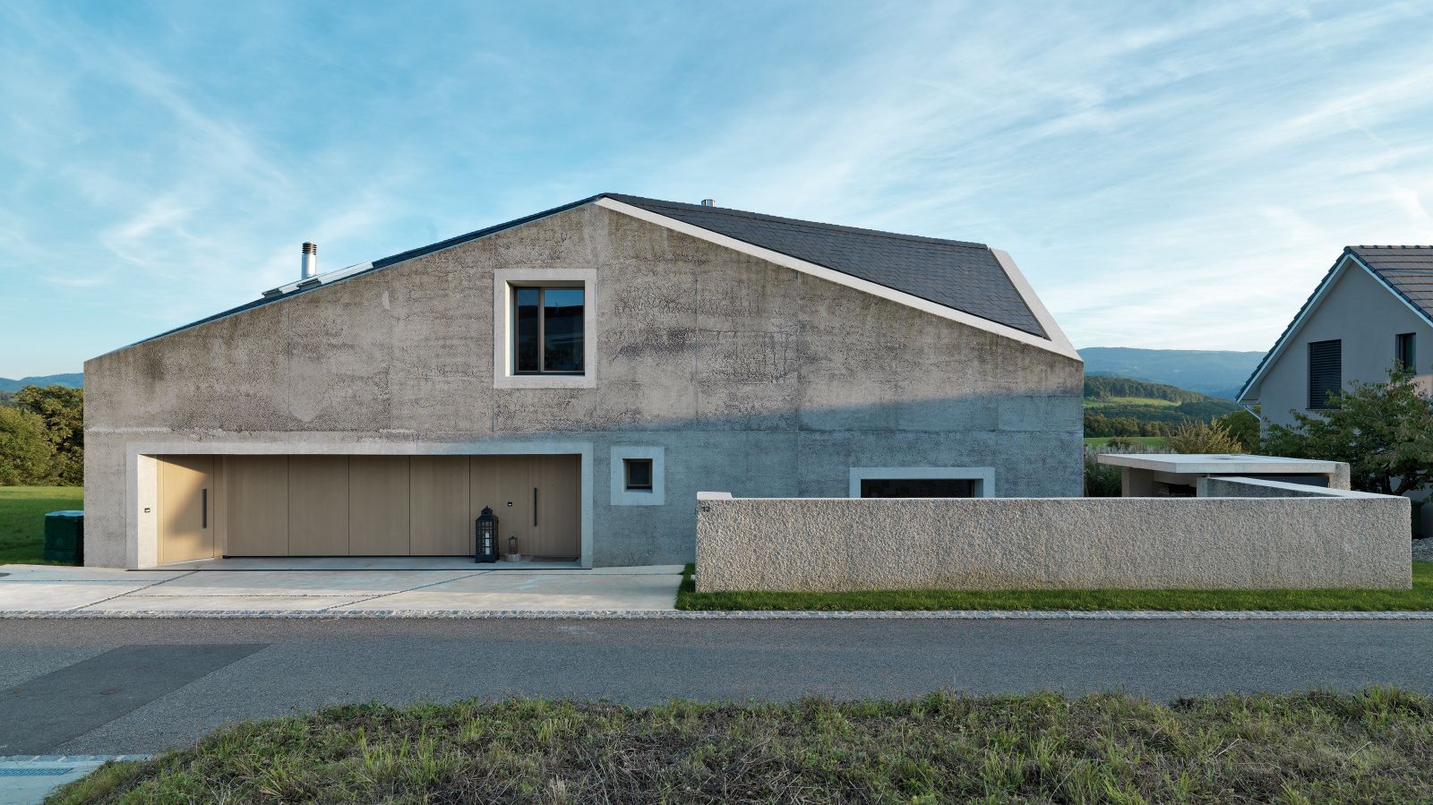 Das dreistöckige Gebäude mit der polygonalen Grundform ist aus einschaligem Dämmbeton gefertigt, der als tragendes und gleichzeitig umhüllendes, raumbildendes Element dient.