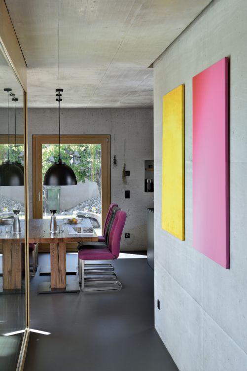 Die Küche wurde als Zentrum des Hauses geplant, pinkfarbene Akzente stechen hervor, während das gesamte Haus sonst nur in fünf natürlichen Farbtönen gehalten ist.
