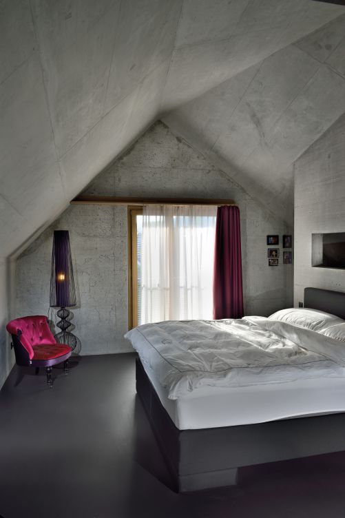 Im Schlafbereich mit angrenzendem Ankleidezimmer kommt die spezielle Dachkonstruktion besonders zur Geltung – überall unter dem Dach kann man aufrecht stehen. 