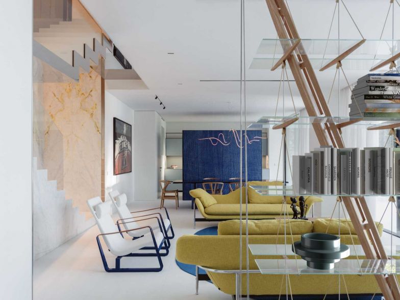 Der Blick durch den Wohnraum spiegelt das Farbkonzept der Villa wider – alles in Blau, Gelb und Weiss. Links bieten die beiden Sessel von Jean Prouvé, entworfen 1930, den perfekten Blick Richtung Meer.