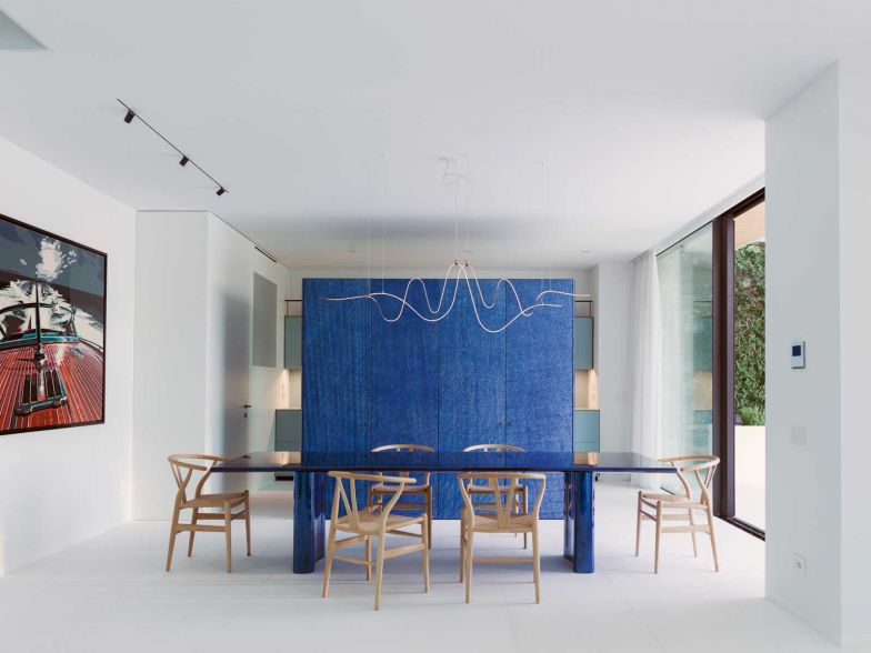 Im Essbereich setzten der Architekt und sein Team einige innovative Techniken um. Den Tisch verkleideten sie mit einer Schicht aus Metall, während auf die Türen des Einbauschrankes Stoff aus gebrauchten Bootssegeln angebracht wurde.