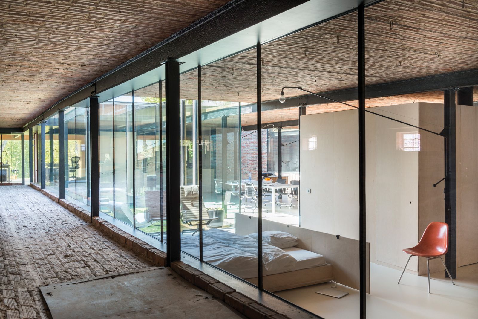 Erhellt wird der Glaskubus lediglich von Lichthöfen, die sich zur Decke hin öffnen und den Blick in den Himmel freigeben. 