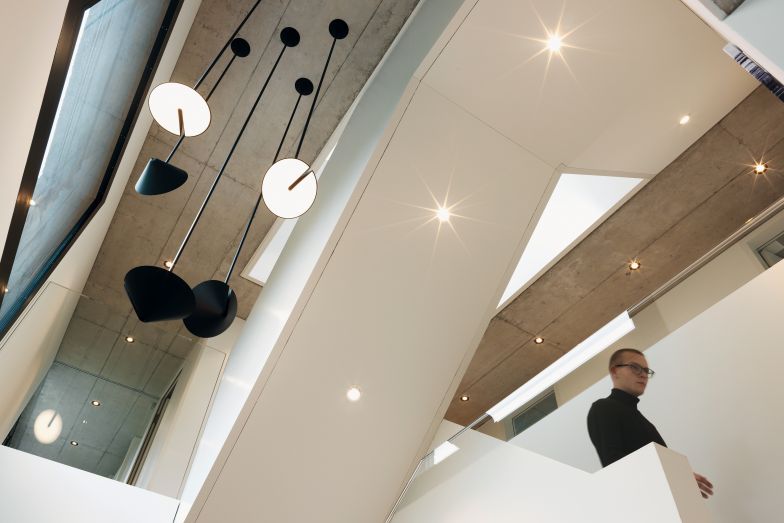 Die inkongruente Treppenanlage erzeugt spannende Querbezüge zu den einzelnen Geschossen und ist ein Hauptbestandteil der skulpturalen Hausgestaltung.