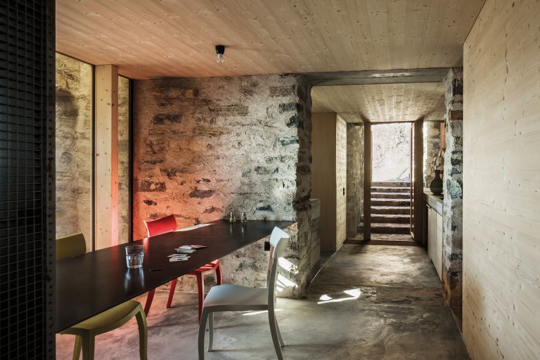 Das Zusammenspiel der planen Glas- und Holzoberflächen einerseits und der rauen Mauern andererseits, macht die Räume sehr besonders.