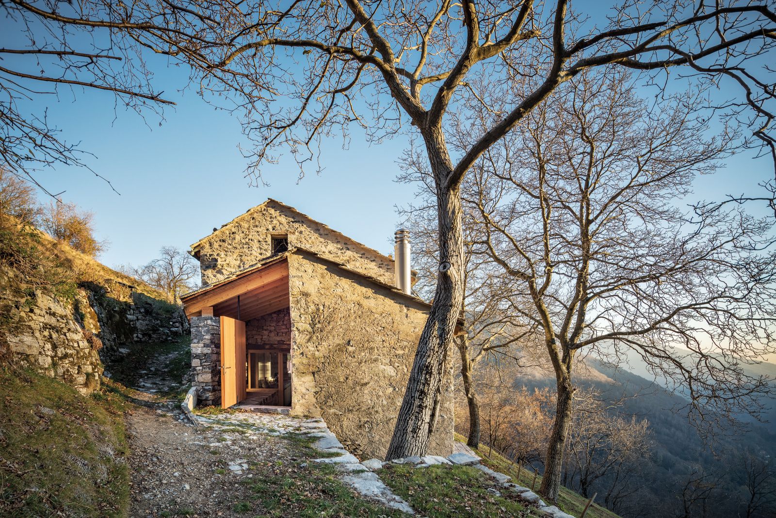 Der einstige Stall thront am Ende des Tales ähnlich einer Kathedrale über dem Tessiner Dorf Scudellate und ist nur über einen steilen Fussweg erreichbar.