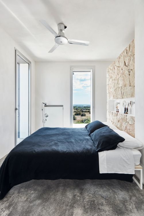 Die drei kleinen Schlafzimmer sind alle sehr klein und funktional. Hinter der Steinmauer findet man einen begehbaren Kleiderschrank. Die Leuchte ist Vintage.