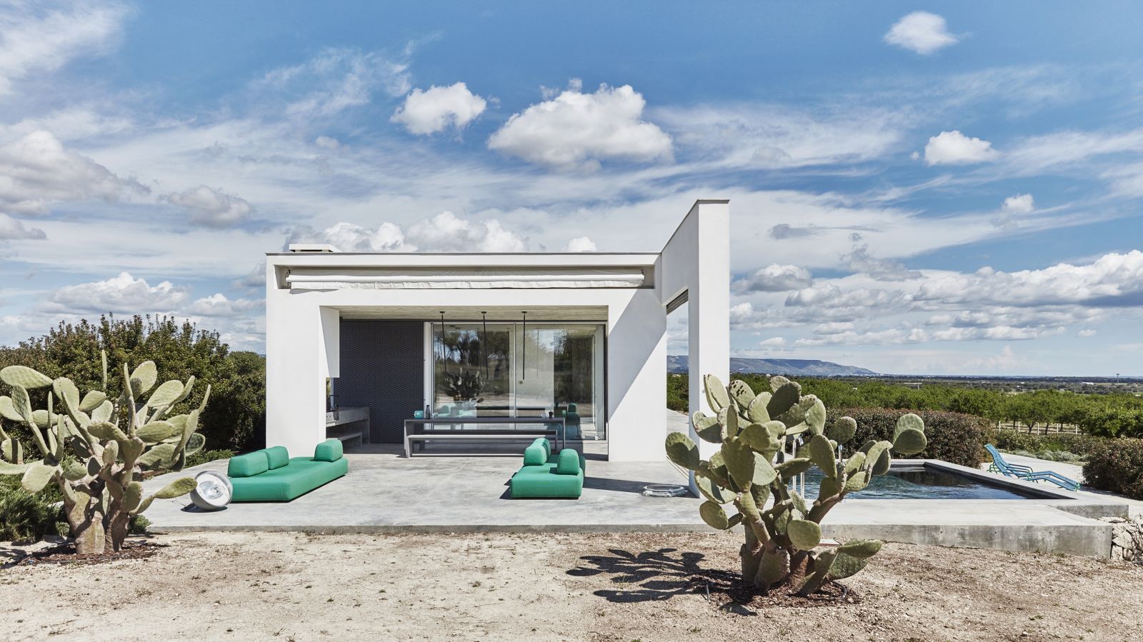 Die witzige Bodenleuchte und die Metall-Liegen sind Flohmarktfunde aus Mailand. Letztere wurden sorgfältig restauriert, was ihre originale Farbe zum Vorschein brachte. Outdoorsofas «Orlando» von Claesson Koivisto Rune für Paola Lenti. 
