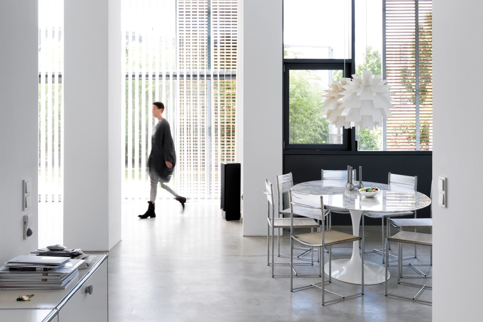 Der minimalistische Einrichtungsstil unterstreicht die Klarheit der Räume.