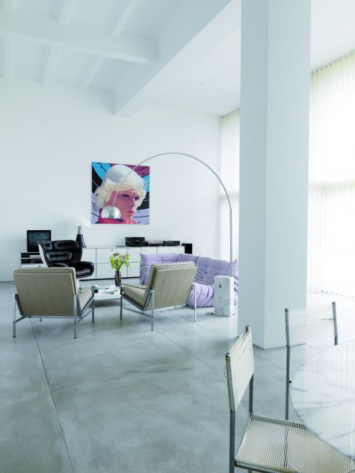 Im Wohnraum gesellen sich Möbelklassiker zu Vintage-Objekten.