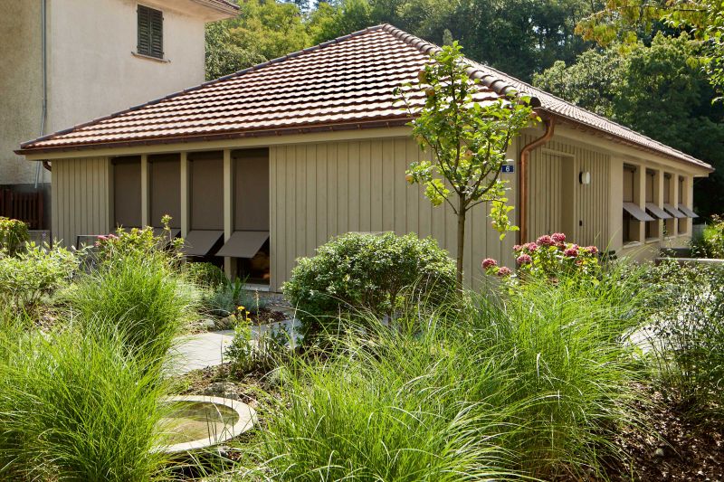 Die Besitzer haben den Umschwung des Hauses aufgewertet und da und dort Steine aus dem ehemaligen Bildhaueratelier integriert – eine Hommage an die Geschichte des Hauses.