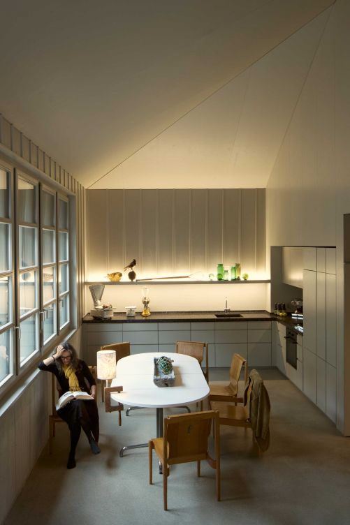 Blick von der Treppe in den grosszügigen Küchenbereich, wo viele Gäste Platz finden. Überall im Haus finden sich Nischen und Ecken, welche die Hausherren lustvoll bis exzentrisch inszenieren.