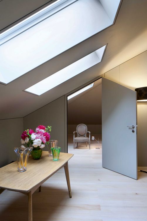 Dachlukarnen im oberen Stock leiten Tageslicht ins Innere des Hauses. Gedämpfte Farben sorgen für Geborgenheit und Wohlgefühl.