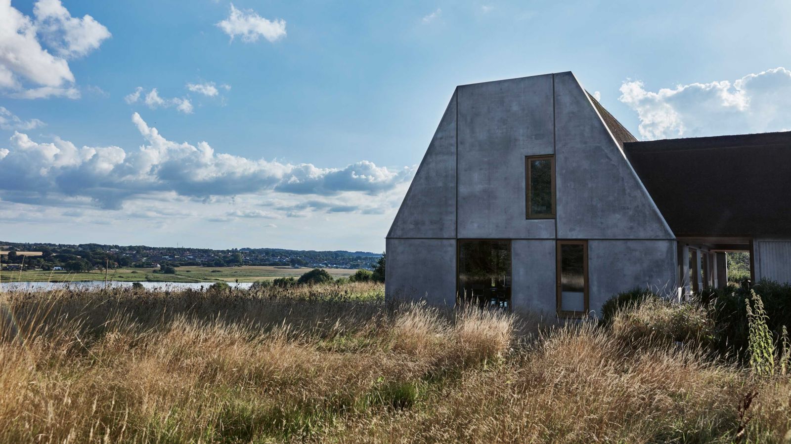 Mit Astrup Have ist der Traum vom Landleben für Stine und Bøje in Erfüllung gegangen. Das 550 Quadratmeter grosse Farmhaus mit quadratischem Grundriss und Innenhof fügt sich in perfekter Balance in die natürliche Umgebung ein.