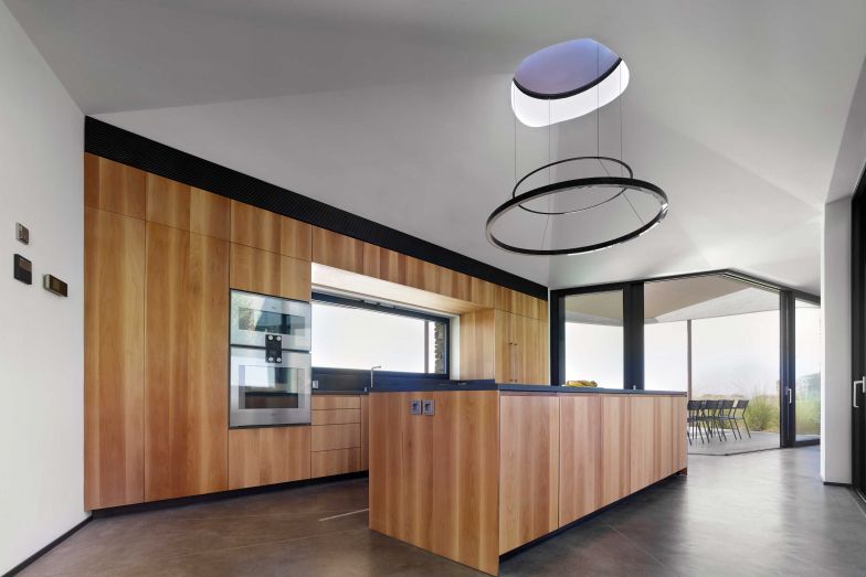 Speziell angefertigte Pendelleuchten unterstreichen in jedem Raum das Zentrum.