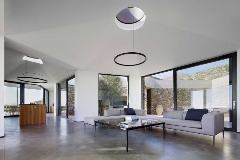 Im Inneren des Hauses kontrastieren die glatten, weissen, vertikalen Flächen mit der rauen, äusseren Umgebung.