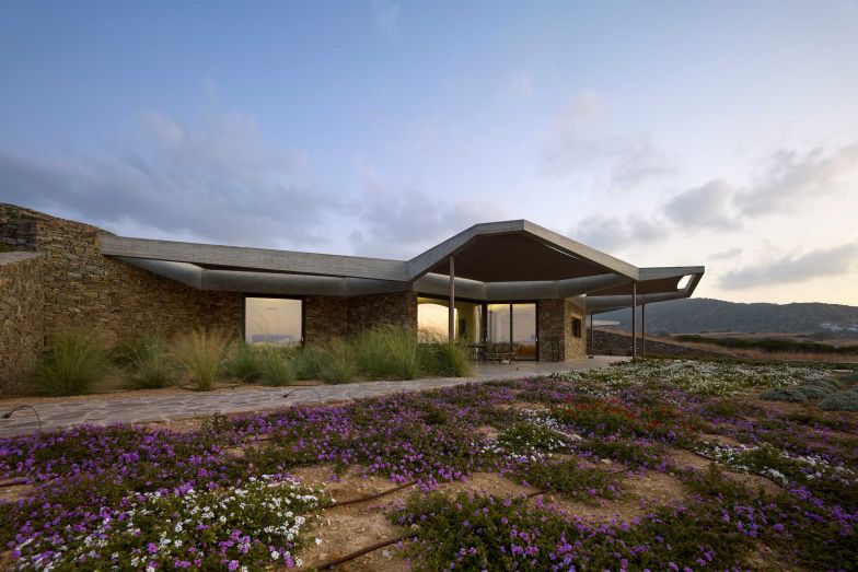 Beim Haus gibt es eine Vielzahl von aromatischen Pflanzen. Auch  das Dach des Gebäudes ist bepflanzt.