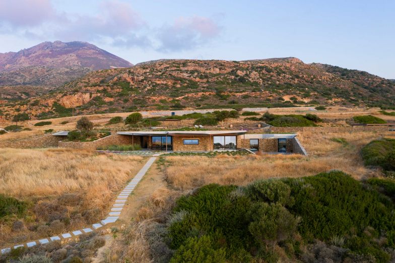 Das Hausvolumen verschmilzt in der Landschaft. 
