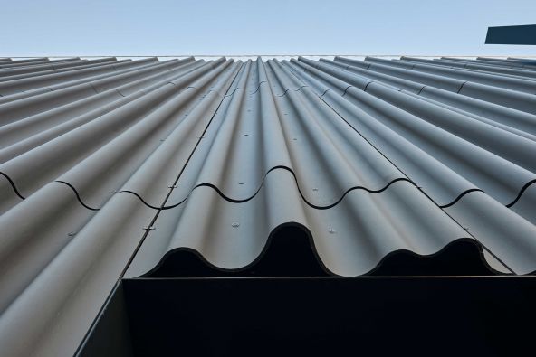 Die speziell geformten Wellplatten, welche der Fassade der Mall of Switzerland in Ebikon einen vorhangähnlichen Look verleihen, wurden im Werk Payerne realisiert, wie der Imagefilm eindrücklich zeigt.