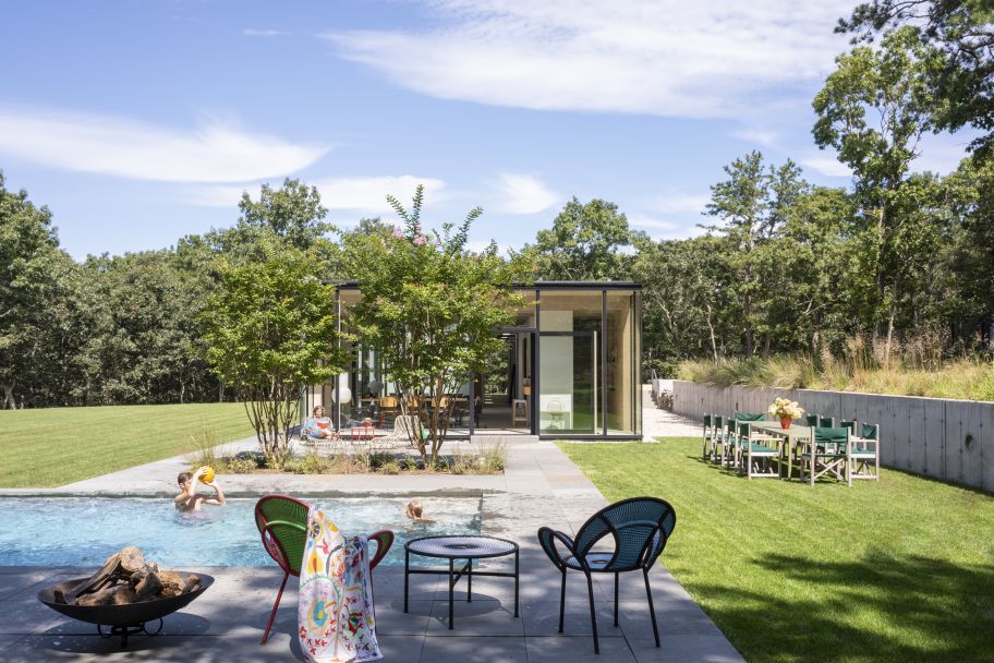 Terrasse und Pool liegen in der Südecke des Grundstücks. Die Wiese und das grosse Schwimmbecken sind beliebte Tummelplätze der insgesamt acht Jungs. Fauteuils und Tisch von Moroso, Handtuch von Fragonard.
