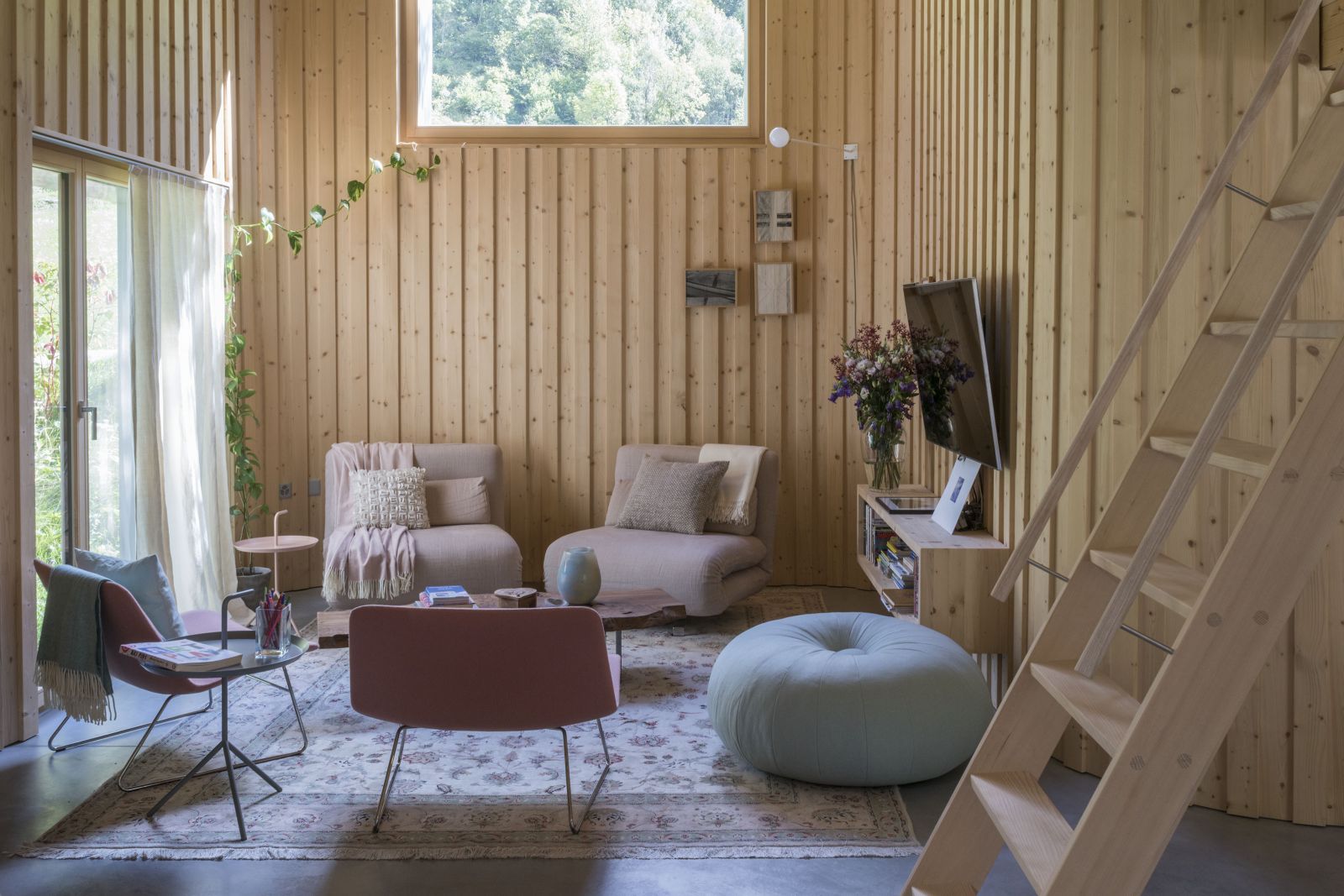 Den gemütlichen Wohnbereich zieren schlichte Möbel von Alias und Interio in Pastellfarben, die Oksana den Wiesenblumen abgeschaut hat.