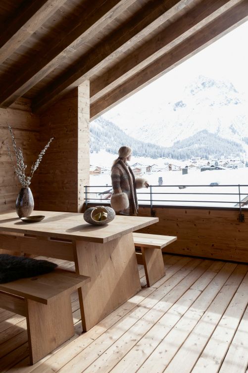 Das Chalet in Lech beeindruckt nicht nur durch eine stilvollendete Innenraumgestaltung, sondern auch durch eine malerische Aussicht auf Ort und Omeshorn. Tisch und Bank aus Eiche sind eine Sonderanfertigung von e15; Vase und Messing-Tablett stammen aus der Galerie Rüdiger Urlass, Frankfurt.