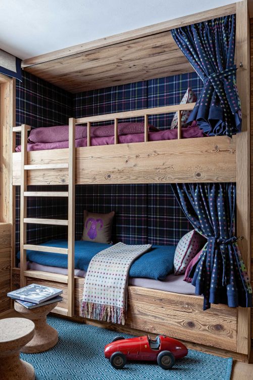 Textilien machen die Schlafkojen der beiden Kids zum Sehnsuchtsort. Bettwäsche von Society Limonta, Gardinen und Wandverkleidung von Home Interiors, Innsbruck, nach dem Design von Julia Aulenbacher; Teppich von Kasthall; Korkhocker von Vitra.
